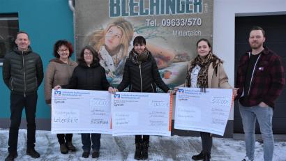 Bild: jr
Den Erlös aus dem Christbaumverkauf auf dem Gelände der Firma Blechinger erhielten jetzt zu gleichen Teilen die drei Kindergärten in Mitterteich. Von links Axel und Jutta Blechinger, Juli Merz-Neudert, Susanne Fellner, Maria Schiffmann und Ralph Blechinger.
