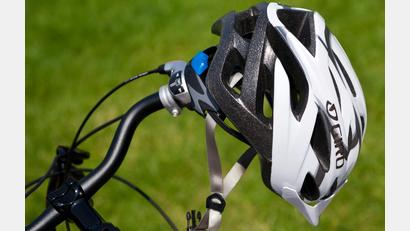 Symbolbild: Daniel Bockwoldt/dpa
Ein Fahrradhelm wäre wahrscheinlich ein Schutz für den 61-Jährigen gewesen.