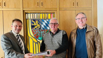 Bild: Pressestelle Stadt Weiden/exb
Nach der Vereinsauflösung spenden die Hammerweg-Schützen den Rest aus ihrer Vereinskasse für gemeinnützige Zwecke. (von links) Jens Meyer, Hubert Heckl und Johann Bäumler.