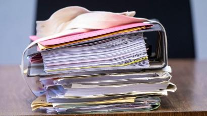 Symbolbild: Lennart Preiss/dpa
Akten liegen in einem Gerichtssaal auf der Richterbank.