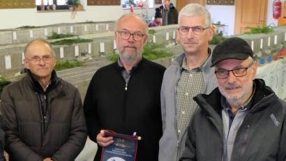 Bild: le
Reiner Bergler und Berthold Fröhlich sind die Vereinsmeister des Jahres 2022 im Flosser Kleintierzuchtverein, worüber sich auch Marktmeister Karl Kraus und der Vorsitzende des Kreisverbands Neustadt/WN im Verband bayerischer Rassegeflügelzüchter, Rainer Bauer, freuen (von links ).
Bild: le