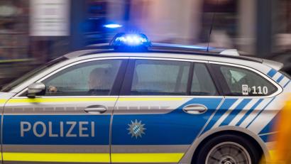 Symbolbild: Peter Kneffel/dpa
Eigentlich ging es nur um eine Unfallflucht in Bayreuth. Doch der mutmaßliche Täter versteckte sich vor der Polizei.