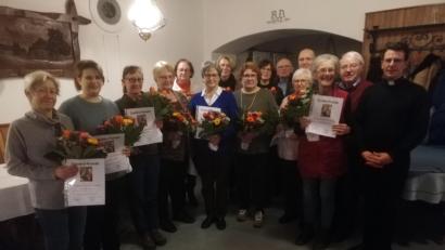 Bild: Pfarrei mantel-Neunkirchen/exb
Kirchenchor der Pfarreiengemeinschaft Mantel-Neunkirchen löst sich auf. Zum Abschluss dankte die Pfarrei noch einmal den langjährigen Sängern.