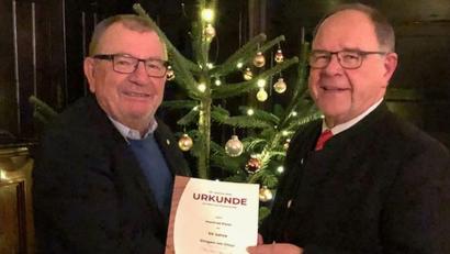 Bild: bkr
Vorsitzender Siegfried Schiedlofsky bedankt sich beim Jubilar Manfred Pleier (links) und überreicht die Ehrenurkunden des Fränkischen Sängerbundes und des Deutschen Chorverbandes mit Ehrennadel.