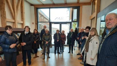 Bild: Anja Dubrowski/Landratsamt Tirschenreuth/exb
Die Seniorenbeauftragten der Städte, Märkte und Gemeinden besichtigen das Theres-Neumann-Museum in Konnersreuth.