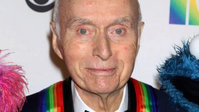 Bild: Greg Allen/Invision/AP/dpa
Lloyd Morrisett, Psychologe und Mitschöpfer der „Sesamstraße“, ist im Alter von 93 Jahren verstorben.