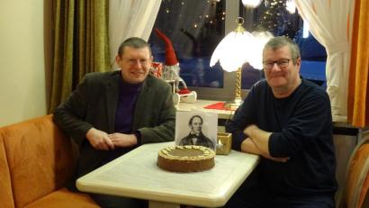 Bild: heb
Im Café Rieß gratulierte Christian Ferstl (links), Vorsitzender der Johann-Andreas-Schmeller-Gesellschaft, Konditormeister Günter Hühn (rechts) zum 10-jährigen Bestehen seiner Schmellertorte.