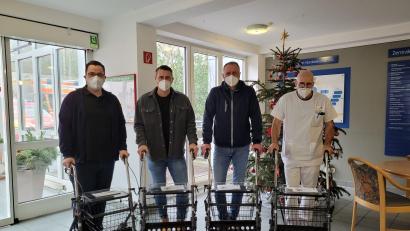 Bild: Kliniken Nordoberpfalz/exb
Das Sanitätshaus Heinig um Thomas Heinig (Zweiter von rechts) und die Volksbank-Raiffeisenbank Erbendorf unterstützen die Steinwaldklinik mit vier Rollatoren. Dafür bedankten sich Chefarzt Michael Schornbaum (von rechts) sowie (von links) Alexander Vetter, Assistent der Krankenhausleitung, und Therapieleiter Oliver Welsner.
