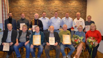 Bild: gi
Die SpVgg Moosbach ehrte langjährige Mitglieder und dankte ihnen für ihre Treue. Seit 65 Jahren ist Günther Eckl (Mitte, vorne) dabei. Die neuen Ehrenmitglieder sind Peter Gissibl (Dritter von links, vorne) und Franz Bulenda (Dritter von rechts, vorne). Dazu gratulierten Bürgermeister Armin Bulenda (links) und die Vorsitzenden der SpVgg sowie des Fördervereins Gerd Wittmann (Zweiter von links vorne).