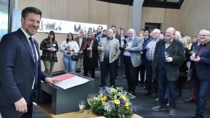 Bild: Thomas Dobler
Bürgermeister Peter Neumeier (links) lud am Dienstag zahlreiche engagierte Bürger in das Rathaus zu einem Neujahrsempfang ein.