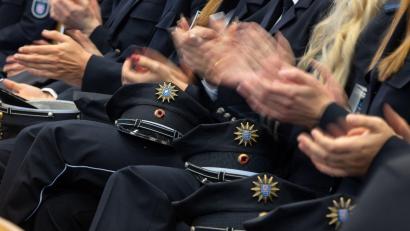 Symbolbild: Michael Reichel/dpa
Polizeianwärter applaudieren bei der Vereidigung des Polizeimeisteranwärterlehrgangs.