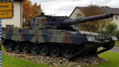 Archivbild: Tobias Gräf
Auch in der Oberpfalz gibt es den Leopard: Für das Panzerbataillons 104 in Pfreimd er das Hauptwaffensystem – unser Bild zeigt ein ausgemustertes Modell der Version A4 vor einem Kasernengebäude.