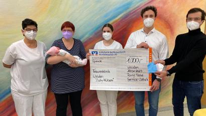 Bild: Kliniken Nordoberpfalz, Michael Reindl/exb
Die kleine Lilli und ihre Mama Michaela sind die ersten, die eine der neuen Mützchen erhalten haben, bei deren Anschaffung der Round Table 49 unterstützt. Ines Erhardt und Annette Lechler bedankten sich für die Spende des Clubs um Präsident Marc Lohse und Markus Rechl.