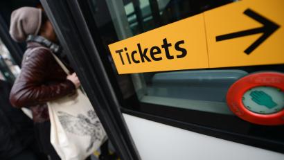 Symbolbild: Arne Dedert/dpa
Einsteigen in den schnelleren Busverkehr wollen die Landkreise Tirschenreuth und Wunsiedel mit einer Expresslinie.