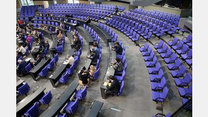 Symbolbild: Wolfgang Kumm/dpa
Abgeordnete verfolgen im Deutschen Bundestag während einer Fragestunde die Befragung der Bundesregierung. Die Fraktionen von SPD, Grünen und FDP haben einen Gesetzesentwurf für eine Wahlrechtsreform vorgelegt. Sollte dieser angenommen werden, sinkt die Zahl der Abgeordneten wieder auf die Regelgröße von 598.