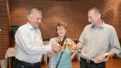 Archivbild: Gabi Schönberger
Da waren sie sich politisch noch grün: Karl Bärnklau, Gisela Helgath und ihr Mann und Stefan (von links) stoßen auf das Ergebnis der Europawahl 2019 an. Jetzt konkurrieren Bärnklau und Helgath um Sitze in Ausschüssen.