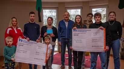 Bild: bey
Vorsitzender Max Simmerl (Mitte) überreicht der Waldkindergartemgruppe (links) und den Oberministranten (rechts) die Spenden des Katholischen Männervereins Parkstein
