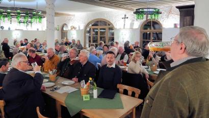 Bild: bsc
Mit einem kräftigen Schluck Zoigl und einer guten Brotzeit brachten Verantwortliche und Abordnungen der 19 Siedlergemeinschaften die noch junge Geschichte des Kreisverbandes Wohneigentum in Erinnerung.