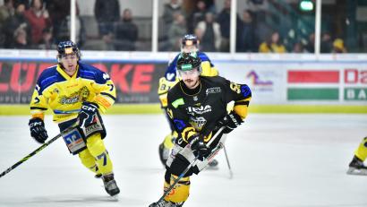 Archivbild: SignaLight
Der Blick ist schon nach vorne gerichtet: Bereits vor dem letzten Hauptrundenspiel steht fest, dass der ERSC Amberg (rechts Tanner Campbell) in der am 3. Februar beginnenden Aufstiegsrunde in Gruppe B antreten wird.