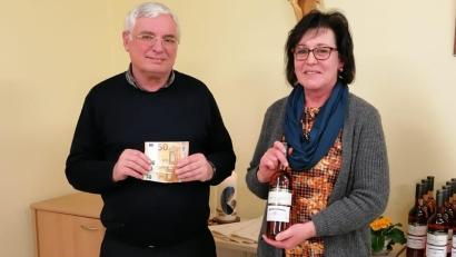 Bild: Elisabeth Bauer/exb
Vorsitzende Monika Bösl überreichte Pfarrer Eugen Wismeth eine Spenden für Pater Johannes Strauß in Bolivien.