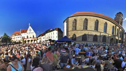 Bild: roa
So voll war es am Marktplatz in Amberg im Sommer 2017. Die Szenerie wurde mit einer 360-Grad-Kamera aufgenommen. Hier traf man sich zum Weltrekordversuch im "Mensch ärgere Dich nicht"-Spiel und gewann. Vor vier Jahren knackten Thüringer den Titel. Heuer will man ihn zurück.