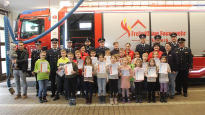 Bild: soj
19 Kinder waren mit Eifer bei der Abnahme ihres ersten Feuerwehrabzeichens dabei. Gespannt verfolgte auch Bürgermeister Wolfgang Söllner (links) das Geschehen.