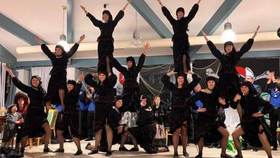 Bild: u
Mit akrobatischen Einlagen gespickt sind die Darbietungen der Prinzengarde zur dramatischen Musik von „Fluch der Karibik“.