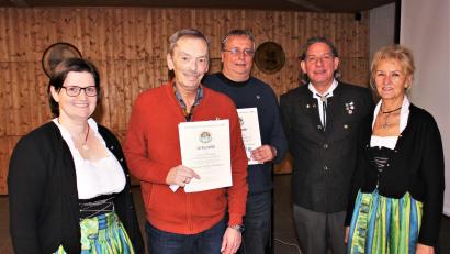 Bild: Werner Koller/exb
Bei den Kleinraigeringer Schützen wurden langjähriger Mitglieder geehrt (von links): Schützenmeisterin Michaela Nübler, Norbert Schildbach (40 Jahre), Anton Selig (40 Jahre), Oberschützenmeister Markus Böhm und Schriftführerin Renate Zitzmann.