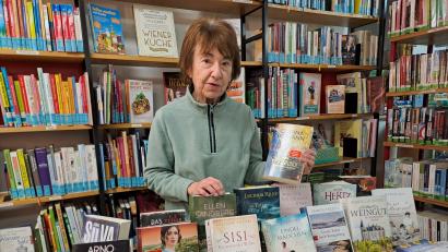 Bild: gis
Leiterin Selma Markhof stellt die Neuheiten auf dem Büchermarkt vor.