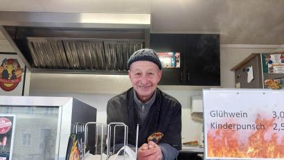 Bild: esc
Alex Duschl schaut positiv in die Zukunft - auch wenn er seinen Imbiss am Unteren Markt in Erbendorf Ende Januar schließt.