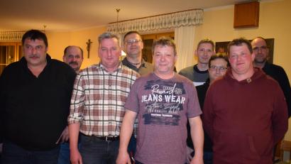 Bild: bnr
Elf Ausschussmitglieder leiten die neu gegründete Interessengemeinschaft Rote Gebiete Kristallin Nabburg. Zum Sprecher wurde Wolfgang Schaller (vorne Zweiter von rechts) und zu seinem Stellvertreter Peter Schlagenhaufer (Vorne Zweiter von links) gewählt.