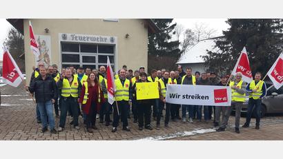 Bild: Kathrin Birner, ver.di Bezirk Oberpfalz/exb
Die Zivilbeschäftigten in Grafenwöhr reagieren auf die ernüchternde, letzte Tarifrunde.