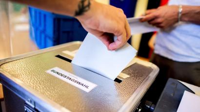 Symbolbild: Hauke-Christian Dittrich/dpa
Ein Wähler wirft in einem Wahllokal seinen Stimmzettel ein. Die Ampelkoalition will die Zahl der Bundestagsabgeordneten auf die Regelgröße von 598 deckeln.