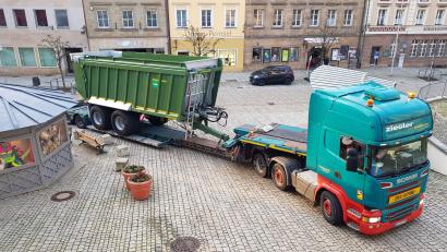 Bild: Tobias Gräf
Schwarze Reifenspuren und zusammengeschobene Blumentröge: Der Fahrer dieses Spezialtransporters rangierte rund 20 Minuten, um mit seinem Gespann wieder aus der engen Sulzbacher Innenstadt herauszukommen.
