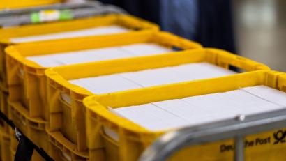 Symbolbild: Philipp von Ditfurth/dpa
Hunderte Briefe wurden bei der Drogenrazzia in Weiden gefunden.