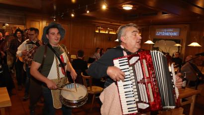 Bild: mrr
Schneidig ziehen die Wurstsuppnfoahrer im Saal ein, vorn der Zapf Richard, im Gefolge sein Bou, der Wastl, und die weiteren Musikanten.