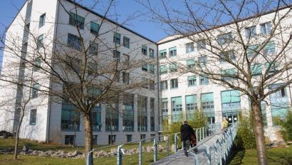 Archivbild: Stephan Huber
Das Klinikum St. Marien in Amberg setzt die neue Handlungsempfehlung des bayerischen Gesundheitsministeriums um und lockert die Corona-Regelungen - vor allem für Besucher.