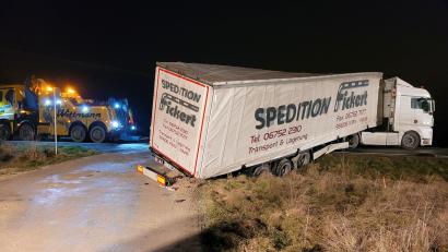 Bild: Feuerwehr Vilseck/exb
Bei Vilseck ist am Donnerstag der Anhänger eines Sattelzugs beim Abbiegen in den Graben gerutscht.