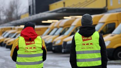 Symbolbild: Bernd Wüstneck/dpa
Die Post-Beschäftigten erhöhen bundesweit mit weiteren Warnstreiks den Druck auf die Arbeitgeberseite. Auch in Weiden wird gestreikt.
