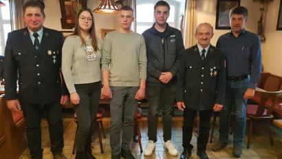 Bild: gi
Kommandant Johann Neuber (Zweiter von rechts) und Vorsitzender Johann Eger (links) nahmen mit Bürgermeister Bernhard Rom (rechts) die jungen Nachwuchskräfte in den aktiven Dienst auf.