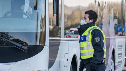 Bild: alexandra stolze/Bundespolizei
Bei der Kontrolle eines Busses, entdeckte die Bundespolizei zwei unerlaubt eingereiste Personen.