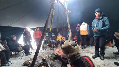 Bild: DPSG Stamm Sulzbach-Rosenberg/exb
In der Küchenjurte herrschte meistens Gedränge. Kein Wunder: Hier brannte ständig ein Feuer, und es roch immer nach gutem Essen.