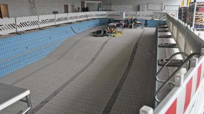 Bild: Petra Hartl
Schwimmer warten sehnsüchtig auf die Wiedereröffnung des Hahnbacher Hallenbades. Derzeit wird dort saniert. Die Gemeinde Hahnbach nimmt dafür 1,8 Millionen Euro in die Hand.