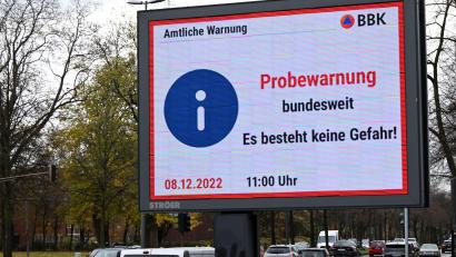 Bild: Federico Gambarini/dpa
Auf einer Werbetafel erscheint der Hinweis auf den bundesweiten Warntag. Auch Sulzbach-Rosenberg soll sich auf einen möglichen Katastrophenfall vorbereiten. Dazu wurden im Stadtrat Stimmen laut.