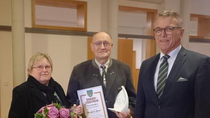 Bild: szl
Bürgermeister Franz Stahl (rechts) überreichte Anton Beer (Mitte) den Ehrenpreis "Turso" für sein ehrenamtliches Engagement.