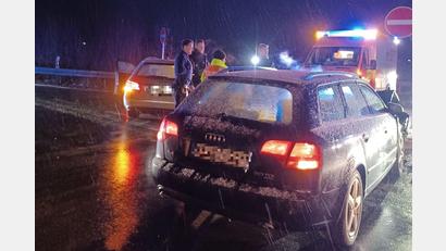 Bild: Feuerwehr Oberwildenau
Zwei Pkw stoßen bei Oberwildenau zusammen.