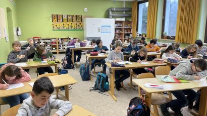 Bild: kmo
In der vierten Klasse wird eifrig gelernt. Die 9- und 10-Jährigen wissen genau, dass sie gute Noten brauchen, wenn sie sich beim Übertritt die weiterführende Schule aussuchen wollen.