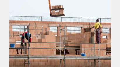 Bild: Armin Weigel/dpa
Maurer arbeiten an einem Haus in einer Neubausiedlung. Die Auftragsflaute im Wohnungsbau ist auch im Landkreis Schwandorf zu spüren.