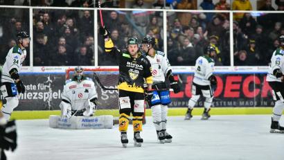 Bild: SignaLight-AP
Daniel Krieger in Siegerpose, er bereitete das 2:0 vor.