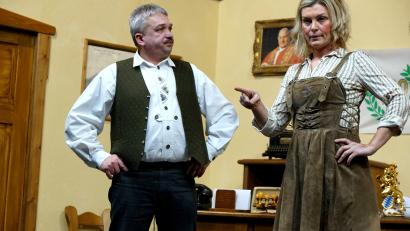 Bild: bkr
Das sturköpfige Gemeindeoberhaupt Franz-Josef Dimpflmayer (Josef Dötsch) und die Scherenschleiferin Sofia (Carina Busch).